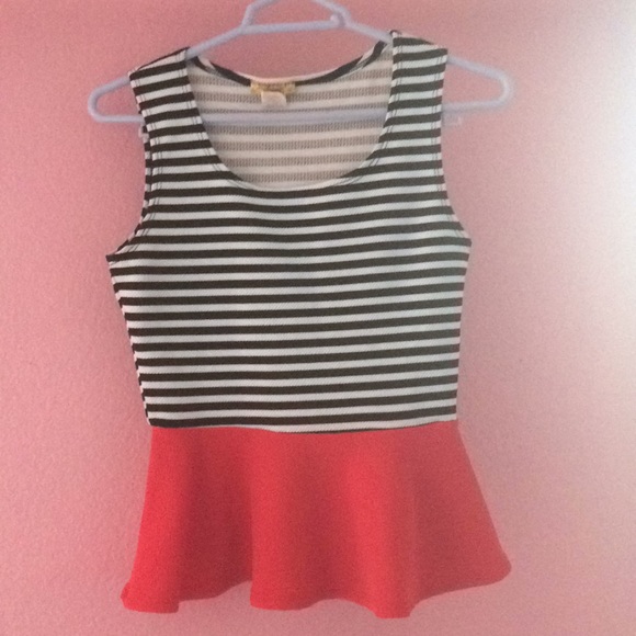 Cute top - Picture 2 of 3